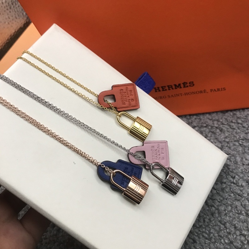 Leather lock necklace