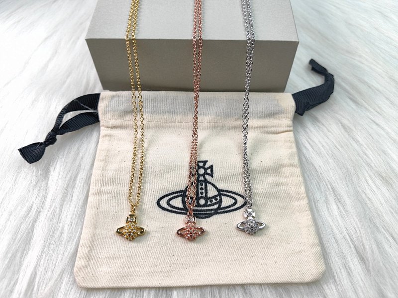 Arc-shaped diamond studded Saturn necklace