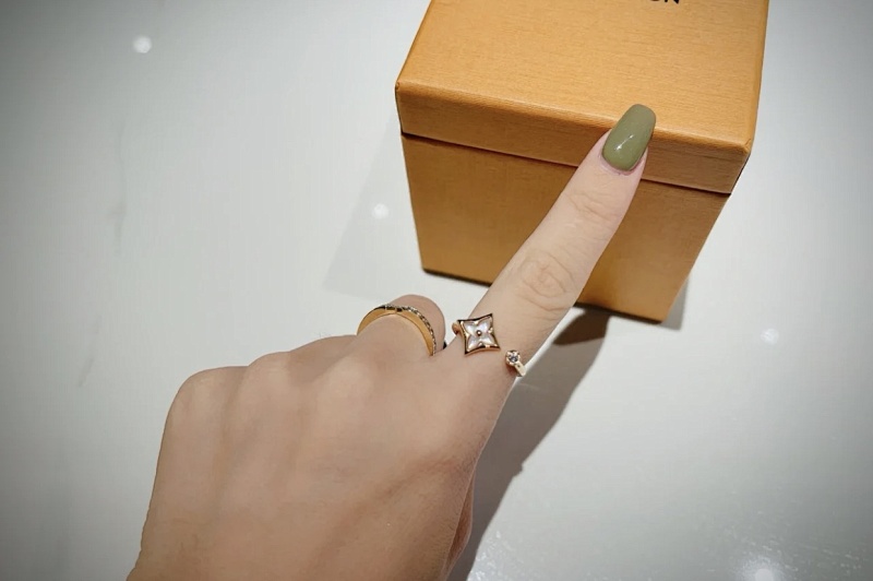 White Mother-of-Pearl Ring