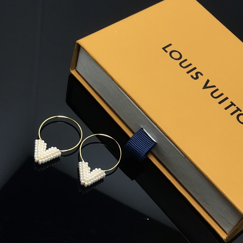 Pearl V earrings