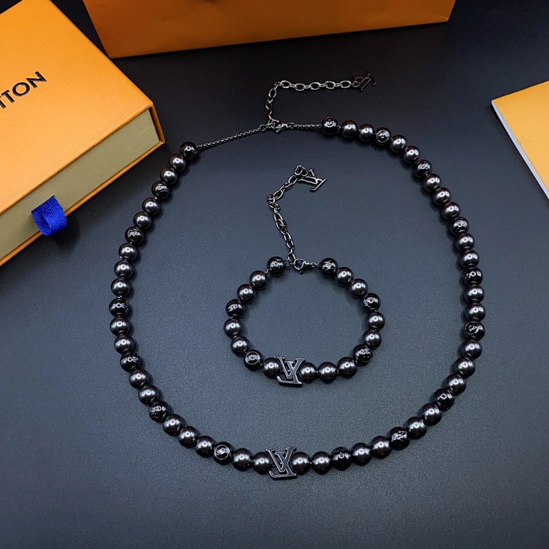 Black faux pearl necklace bracelet