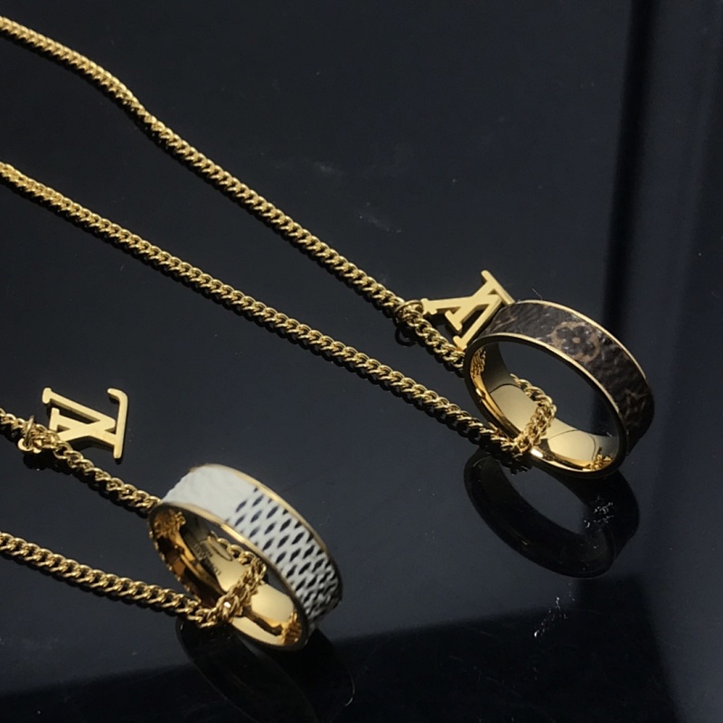 Ring leather necklace
