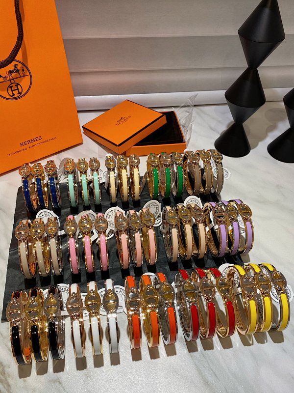 𝐌𝐢𝐧𝐢 𝐂𝐥𝐢𝐜 Pig nose enamel bracelet