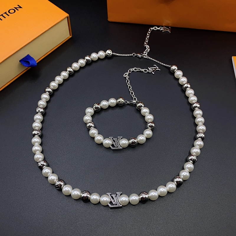 White faux pearl necklace bracelet
