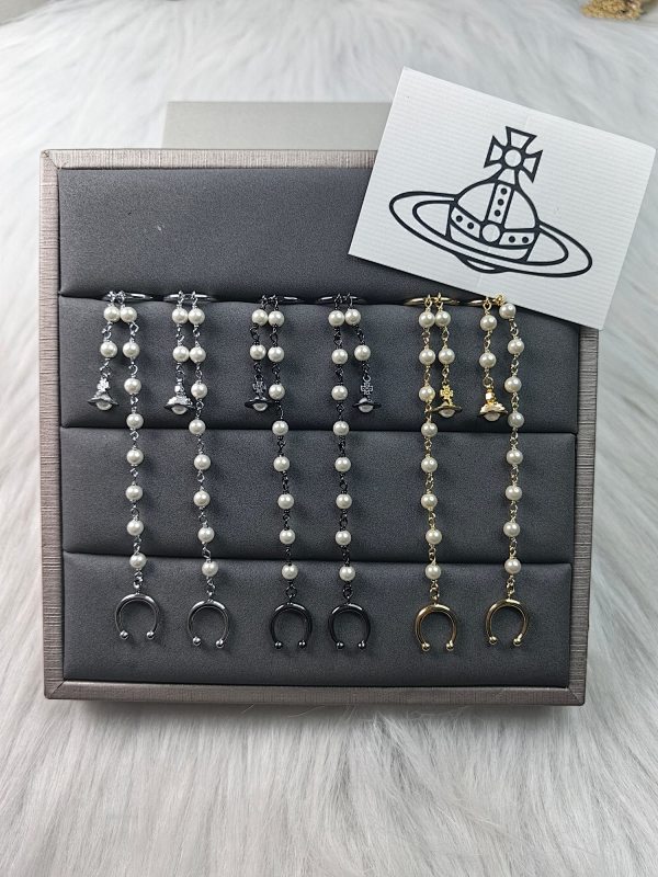 Pearl Saturn Ear Hanger