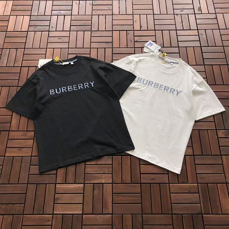 BURBERRY T-SHIRT 11121435 (im 176 CM 58 KG iwear size M in the photo)