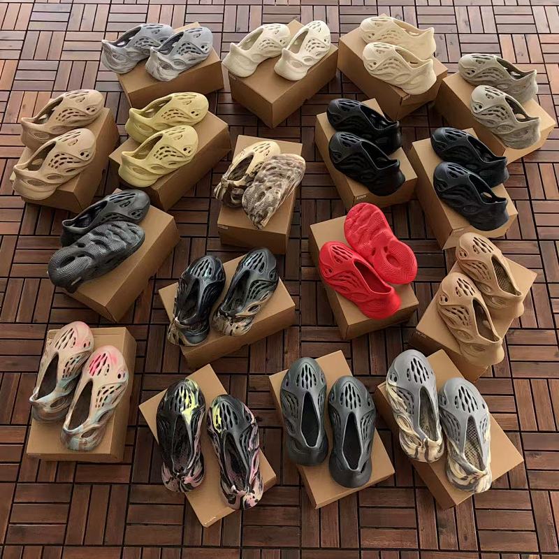 YEEZY & ADIDAS SLIPPERS 55010914