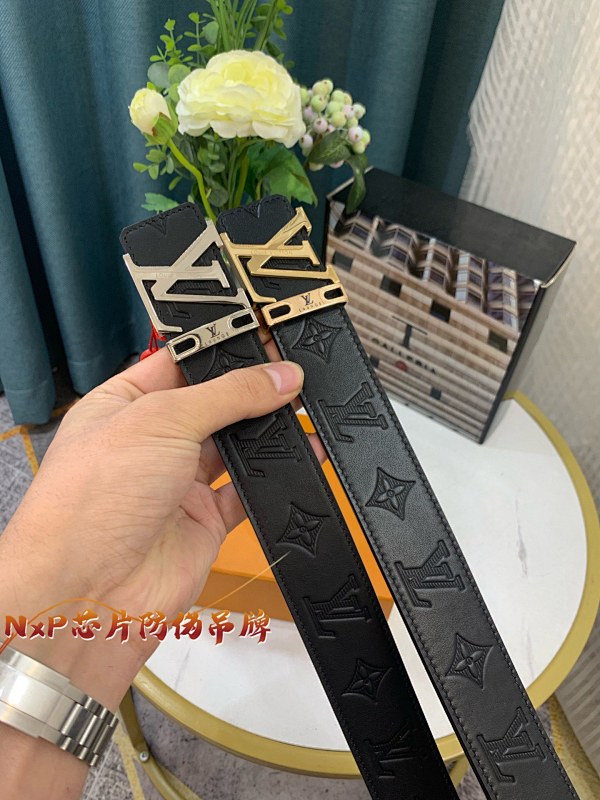 顶级皮带，原厂顶级香港免税T礼盒🎁（NXP吊牌感应可识别官网，正版防伪芯片） 正品开模L 双层精钢五金， 内穿扣头 🐂🐂 法国进口老花压纹面料，头层牛皮，顶级免税代购级别，媲美正
