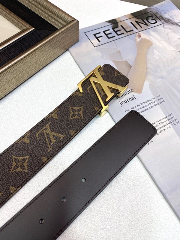 正版开模 此款腰带双面采用意大利原厂定制进口牛皮带身 精密电镀标志性五金搭扣 对版专柜，足宽4.0mm