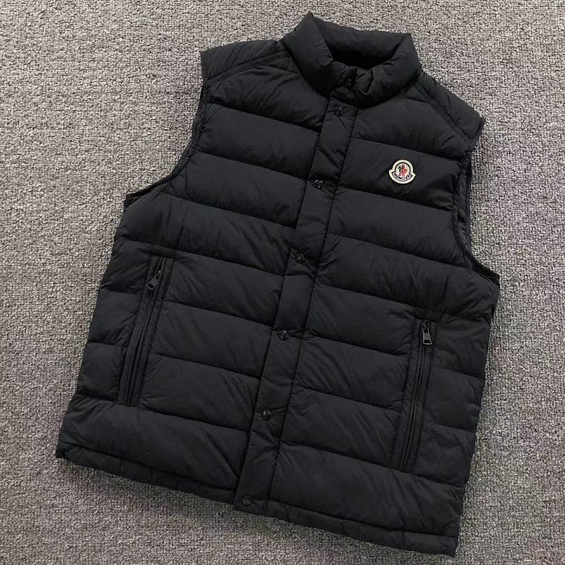 MONCLER DOWN JACKETS VEST 2110300604（im 170cm 60kg i wear size 2 in the phot）