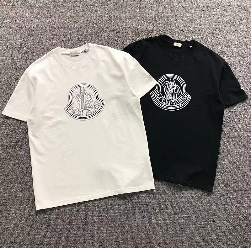 MONCLER T-SHIRT 22042636125（im 170cm 60kg i wear size M in the phot）