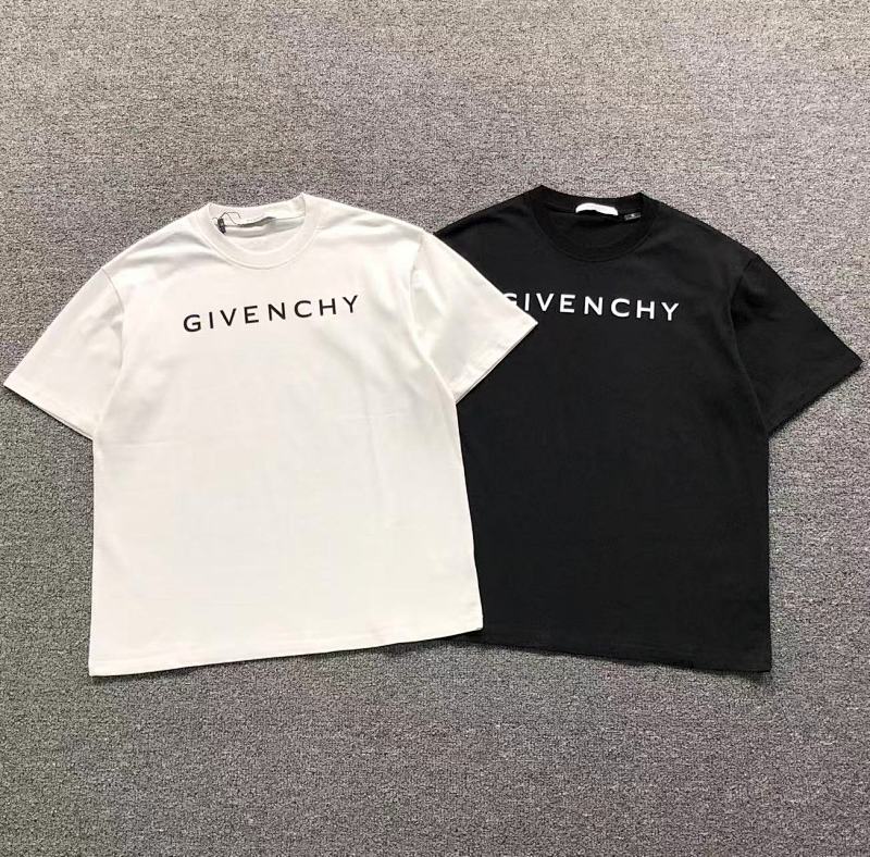 GIVENCHY T-SHIRT 5102718147（im 170cm 60kg i wear size M in the phot）