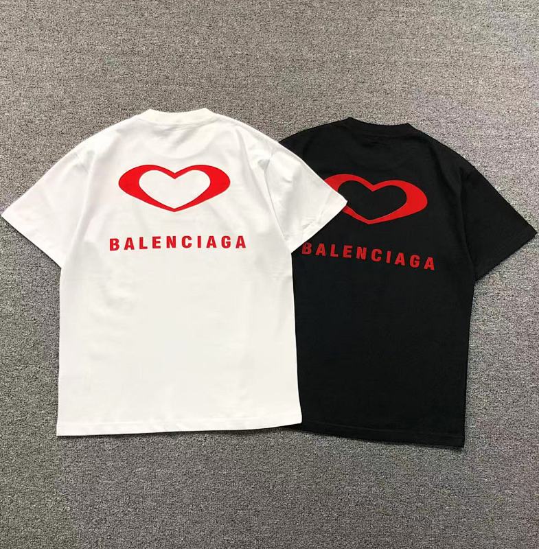 BALENCIAGA T-SHIRT 121261160（im 170cm 60kg i wear size S in the phot）