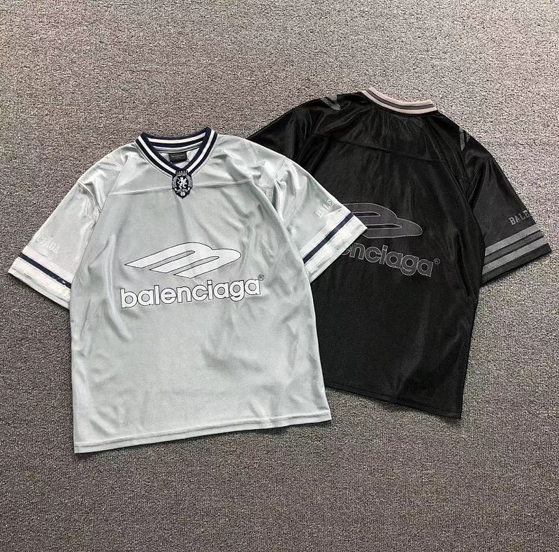 BALENCIAGA T-SHIRT 42042001163（im 170cm 60kg i wear size XS in the phot）