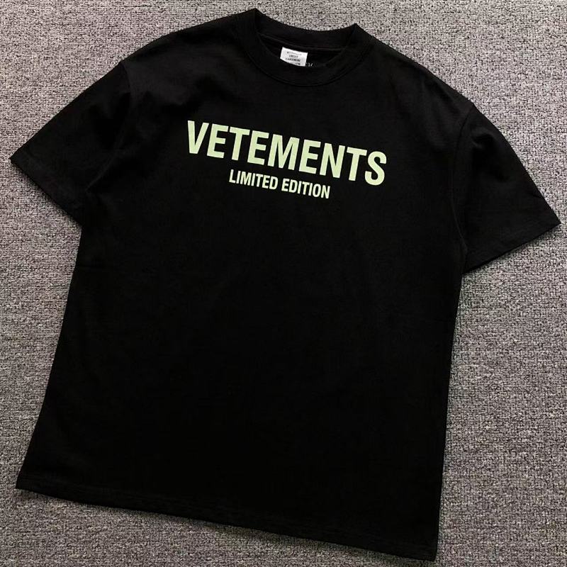 VETEMENTS T-SHIRT 214171851（im 170cm 60kg i wear size S in the phot）