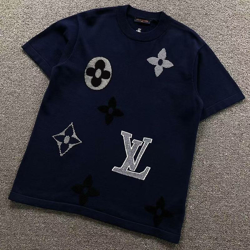 LV T-SHIRT 22060111125（im 170cm 60kg i wear size M in the phot）