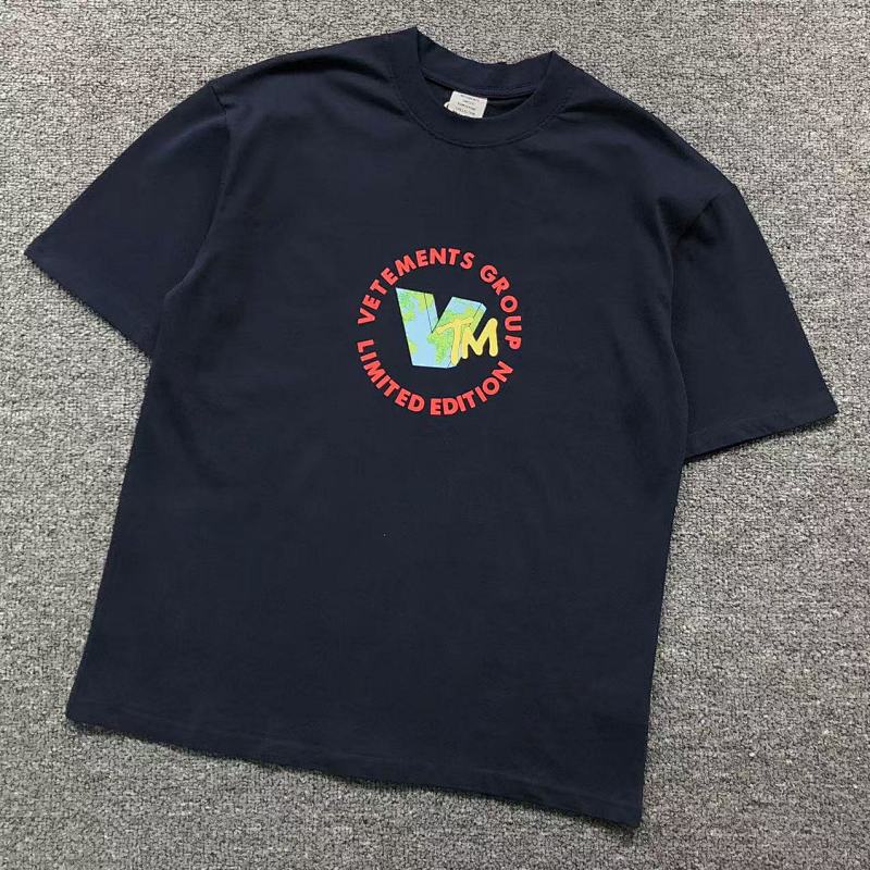 VETEMENTS T-SHIRT 214052317 （im 170cm 60kg i wear size XS in the phot）