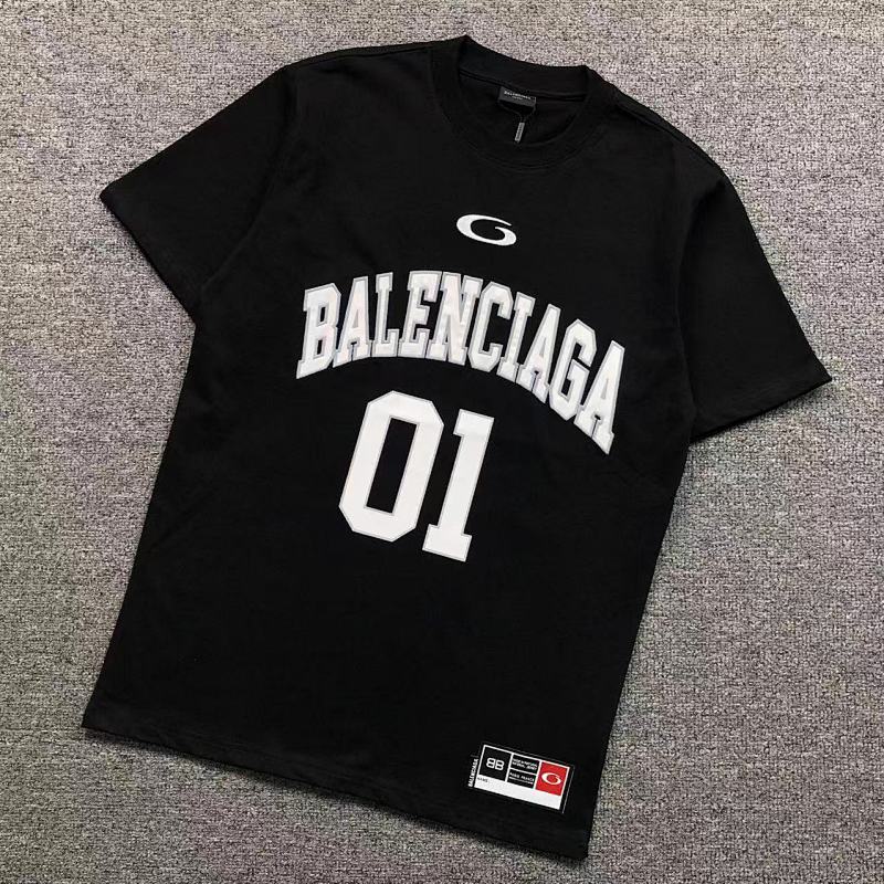 BALENCIAGA T-SHIRT 5212214136（im 170cm 60kg i wear size XS in the phot）
