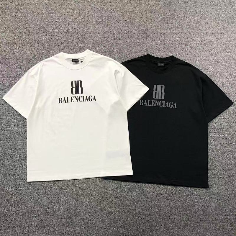 BALENCIAGA T-SHIRT 22013003170（im 170cm 60kg i wear size L in the phot）