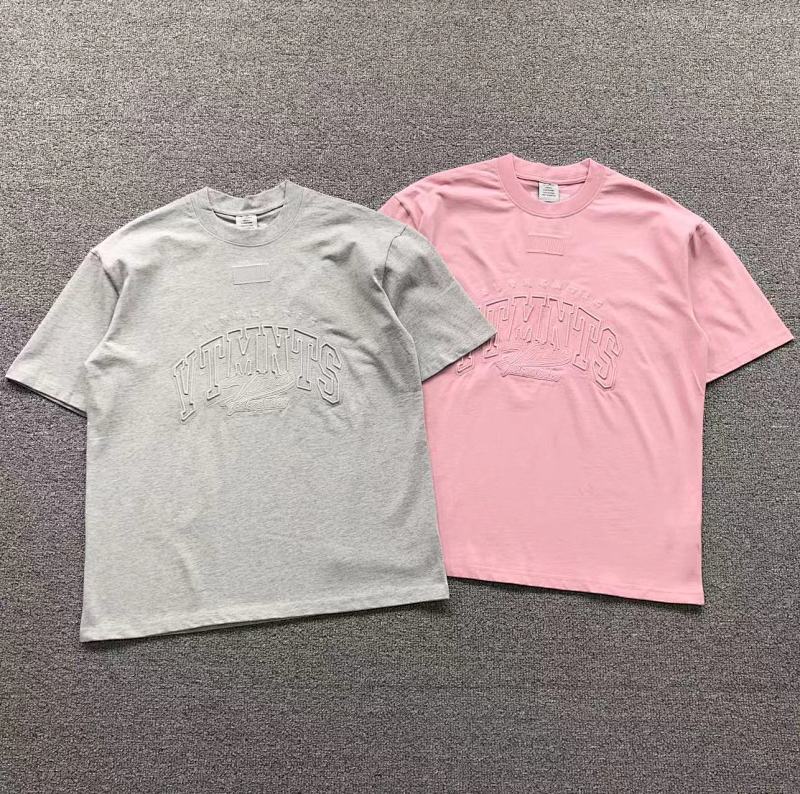 VETEMENTS T-SHIRT 41040501817（im 170cm 60kg i wear size XS in the phot）