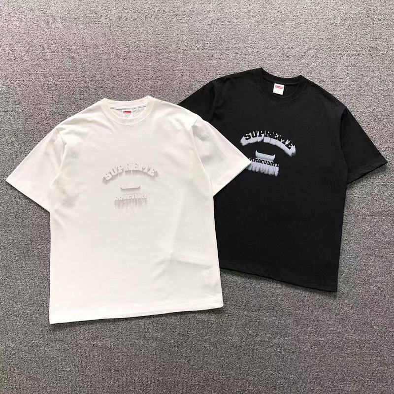 SUPREME T-SHIRT 4105202021（im 170cm 60kg i wear size M in the phot）
