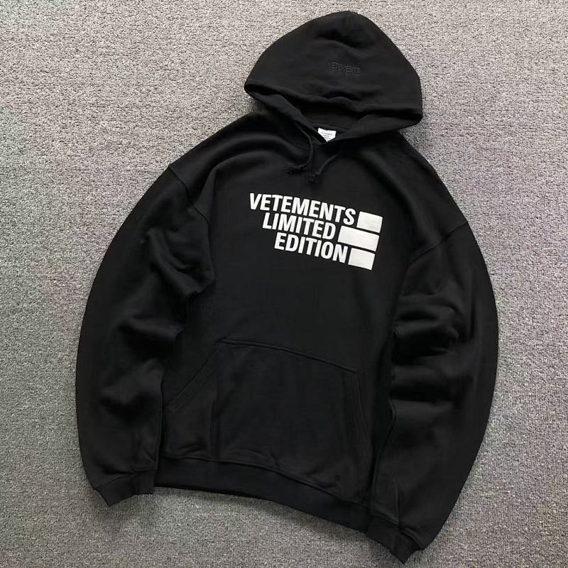 VETEMENTS HOODIE 41091517145（im 170cm 60kg i wear size XL in the phot）