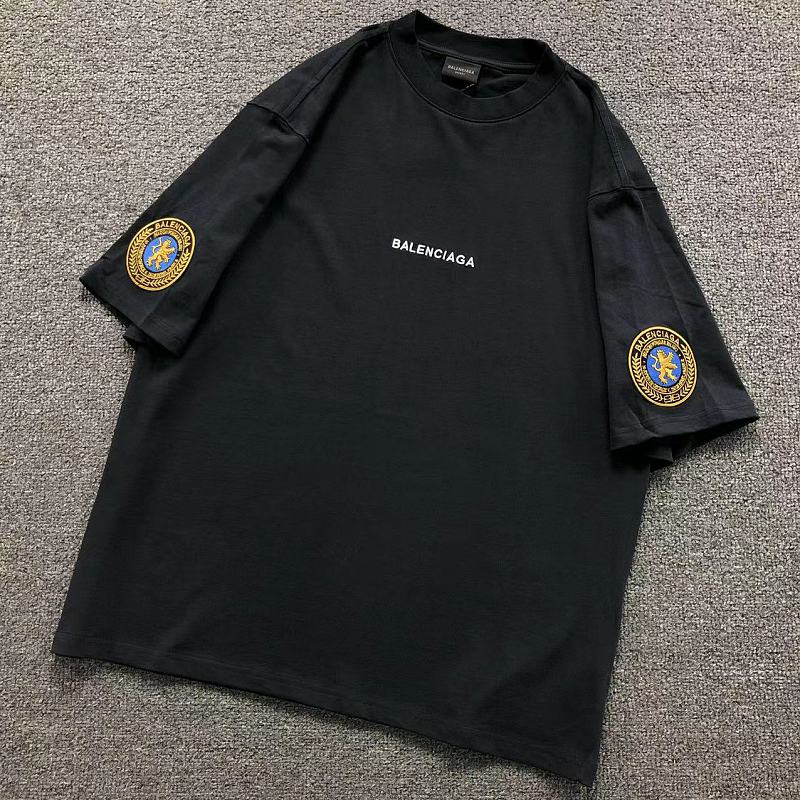 BALENCIAGA T-SHIRT 42042603163（im 170cm 60kg i wear size XS in the phot）