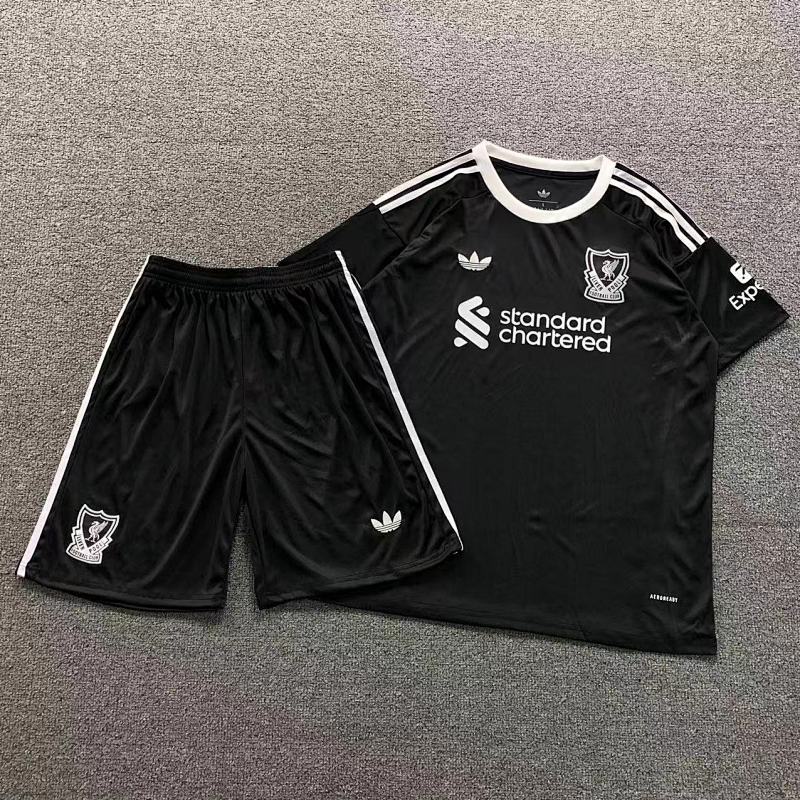 FOOTBALL T-SHIRT SHORTS 11102017002（im 170cm 60kg i wear size L in the phot）