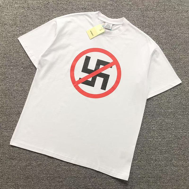 VETEMENTS T-SHIRT 22031418125（im 170cm 60kg i wear size M in the phot）