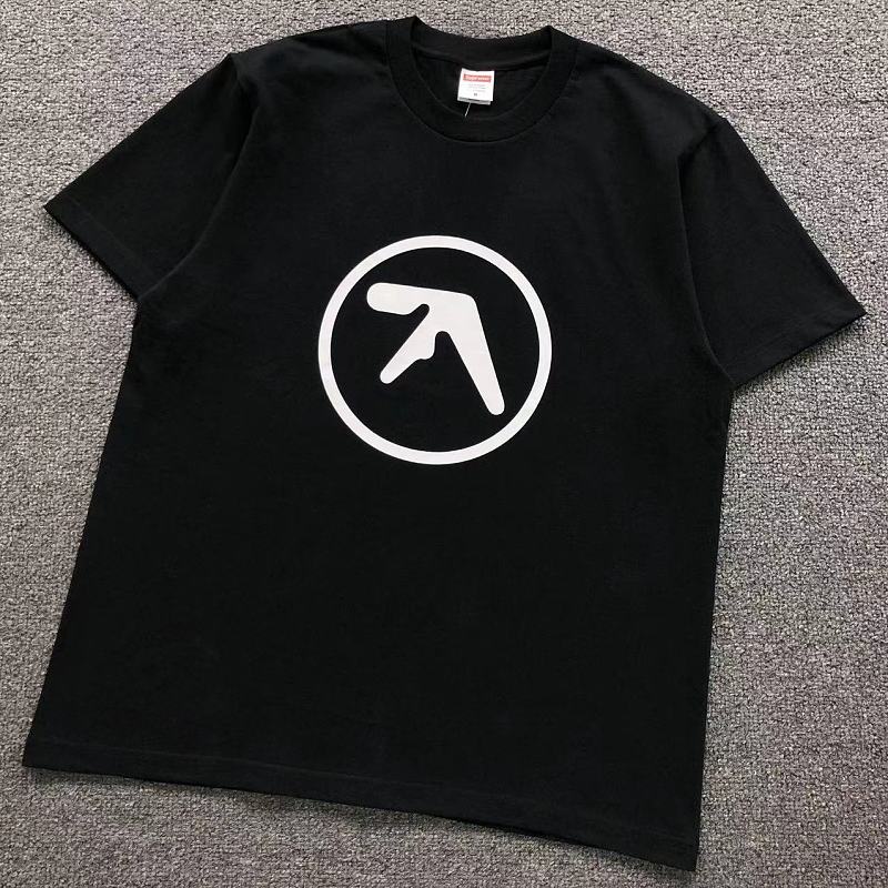 SUPREME T-SHIRT 52080428182（im 170cm 60kg i wear size M in the phot）