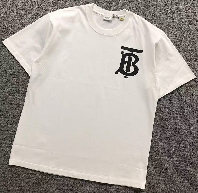 BURBERRY T-SHIRT 523170370（im 170cm 60kg i wear size M in the phot）