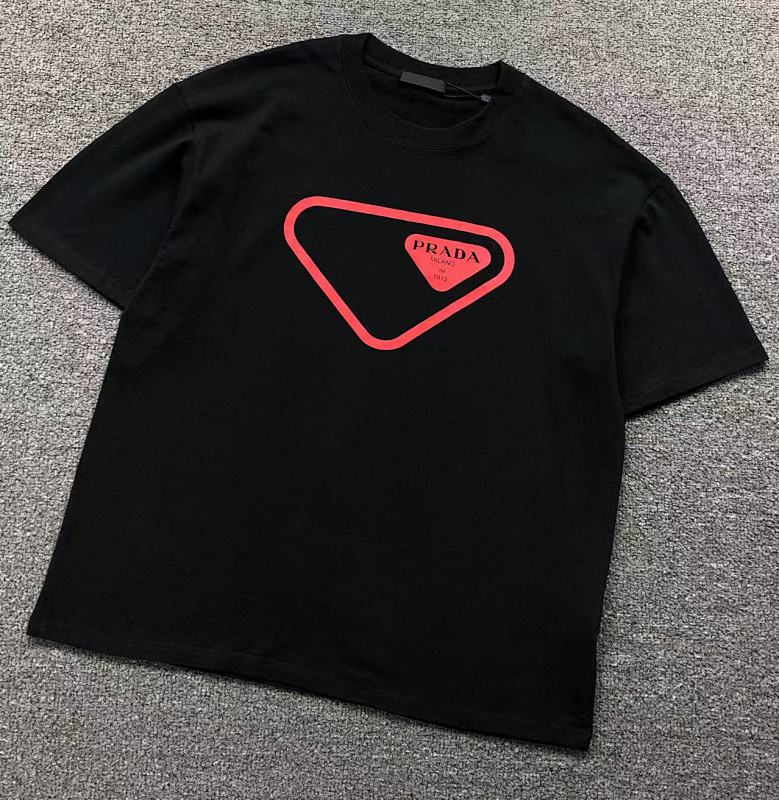 PRADA T-SHIRT 505281070（im 170cm 60kg i wear size L in the phot）