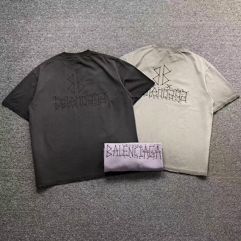 BALENCIAGA T-SHIRT 3203070403（im 170cm 60kg i wear size M in the phot）