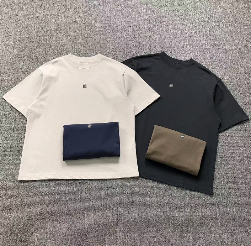 YEEZY GAP T-SHIRT 41170117（im 170cm 57kg i wear size M in the phot）