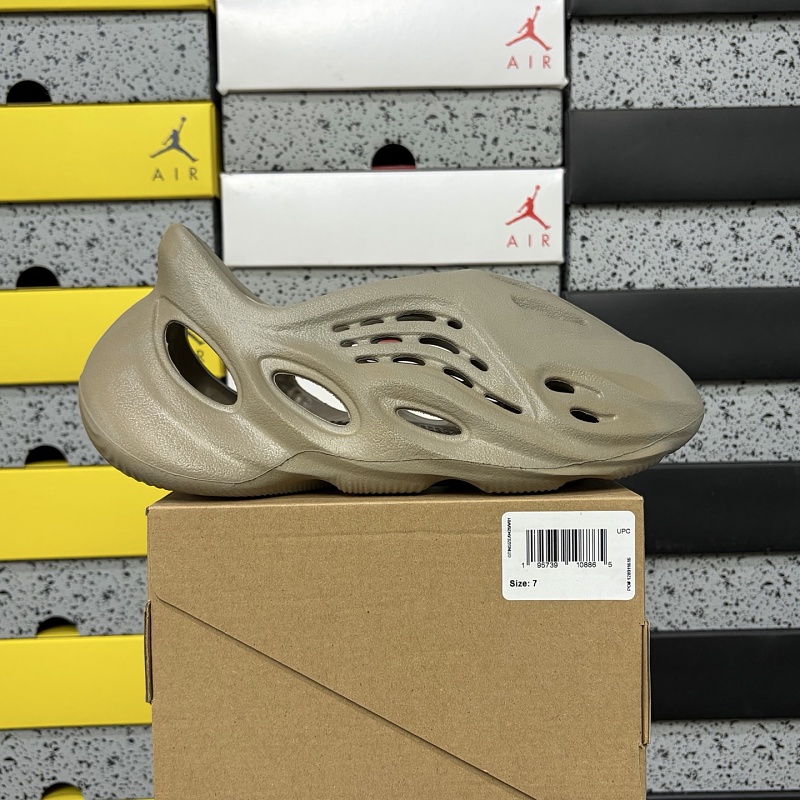 【LW Batch】 Foam RNNR 36-48 洞洞鞋 黑尾草 GX4472